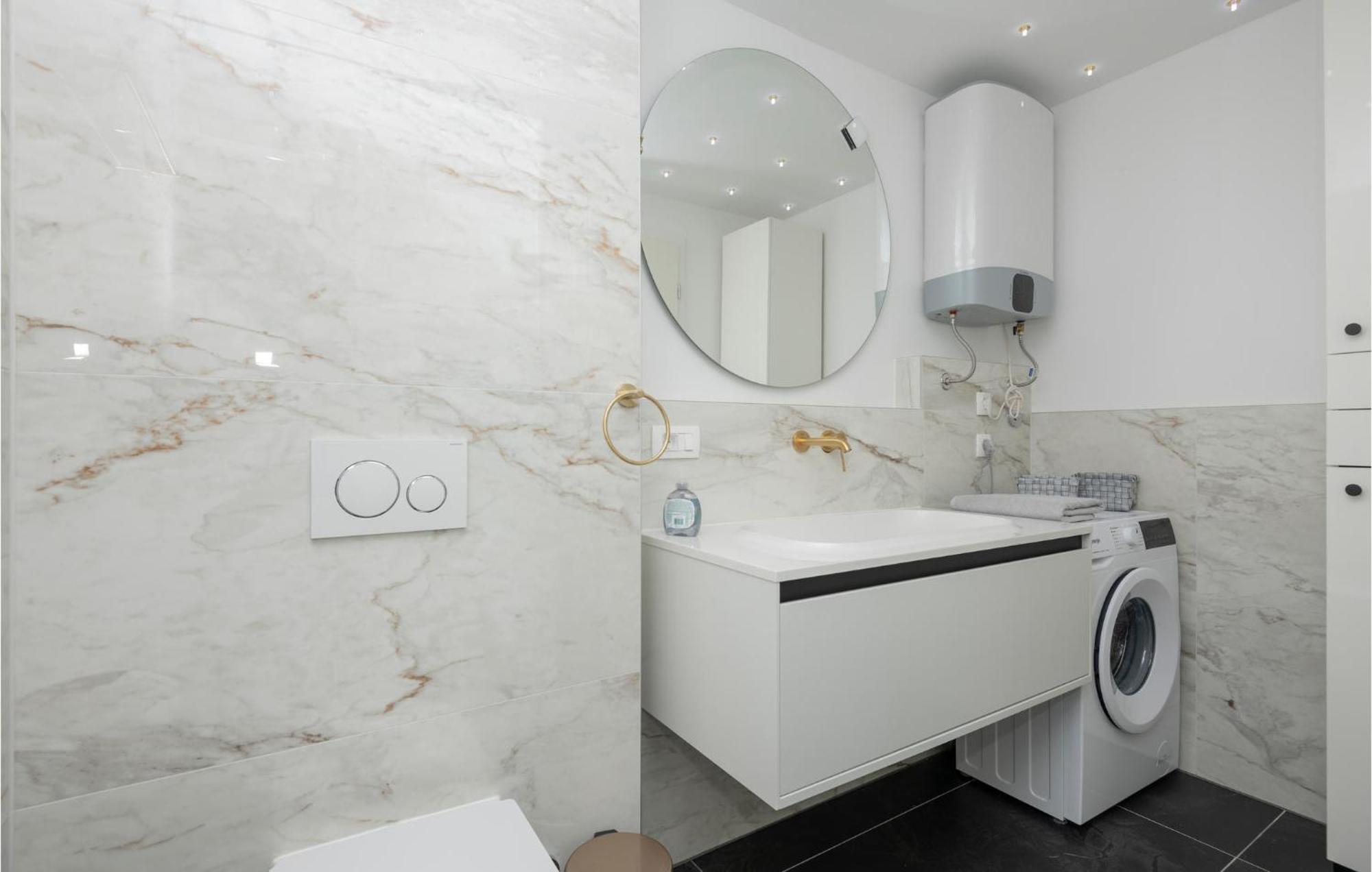 Stunning Apartment In Tucepi With Kitchen 外观 照片