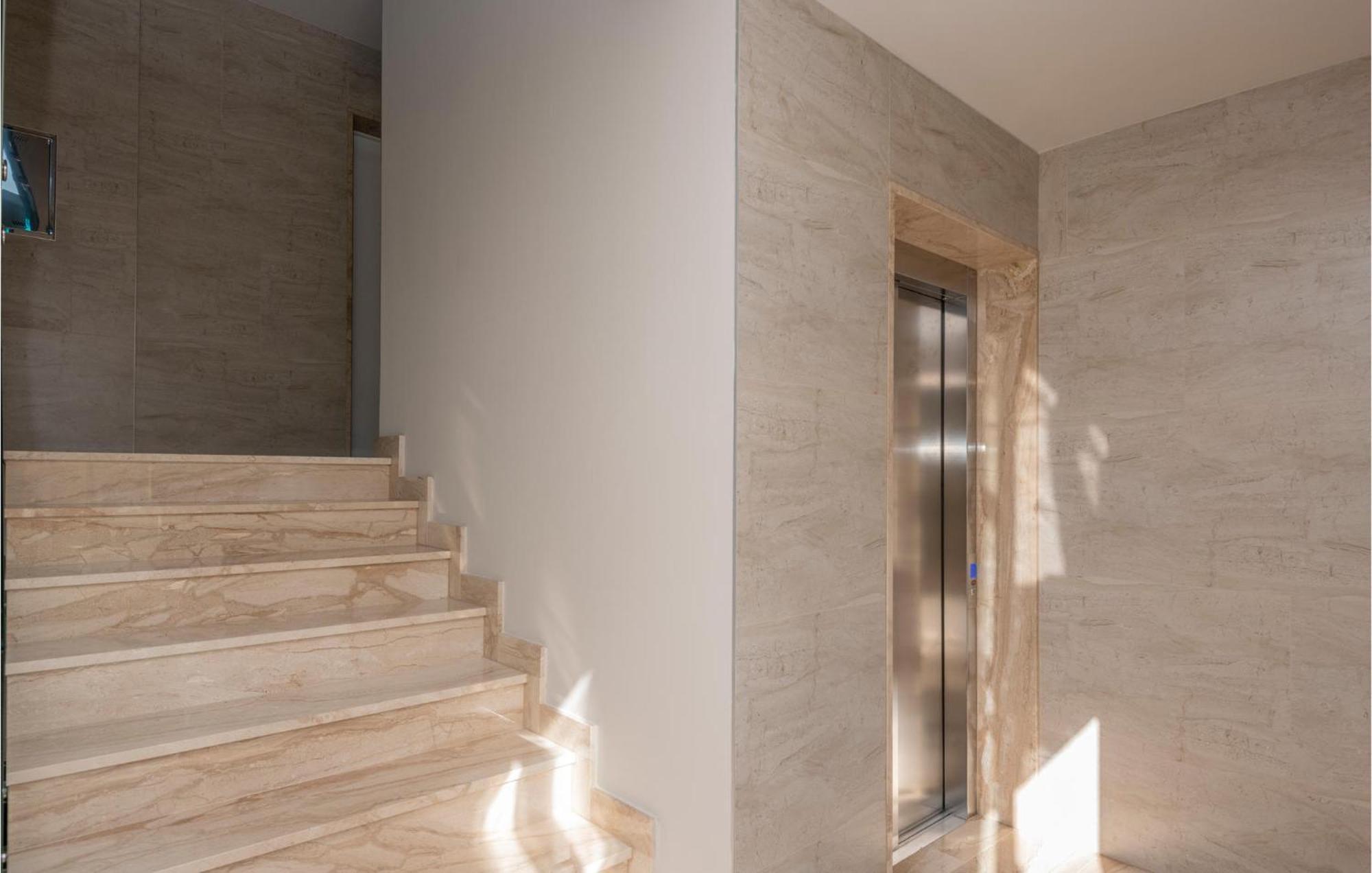 Stunning Apartment In Tucepi With Kitchen 外观 照片