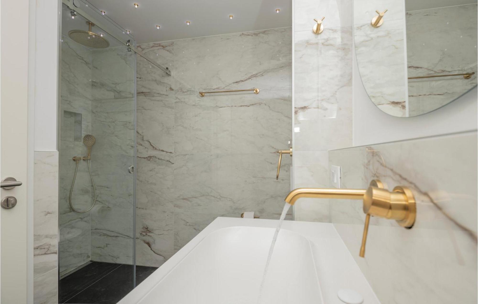 Stunning Apartment In Tucepi With Kitchen 外观 照片