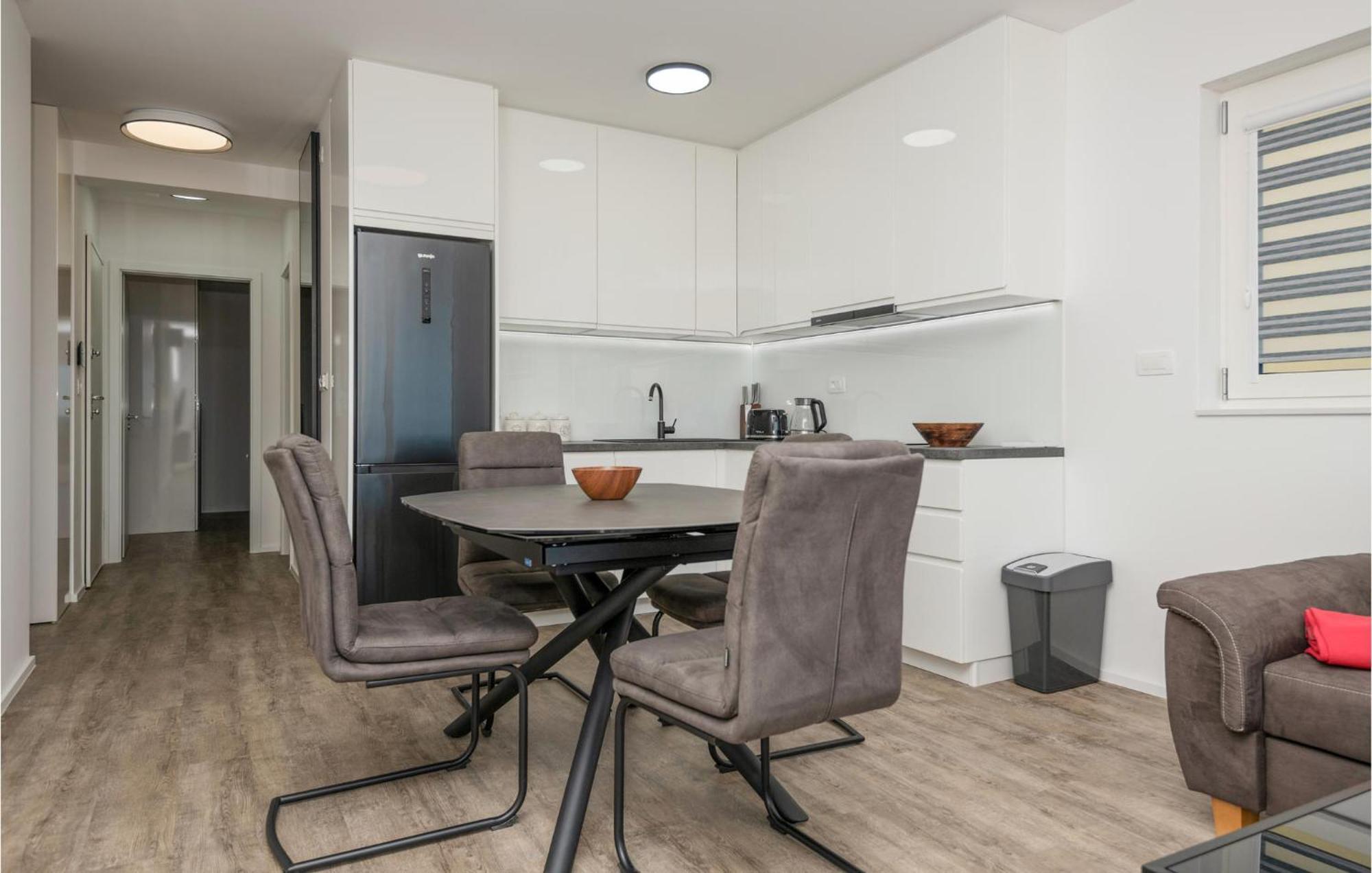 Stunning Apartment In Tucepi With Kitchen 外观 照片