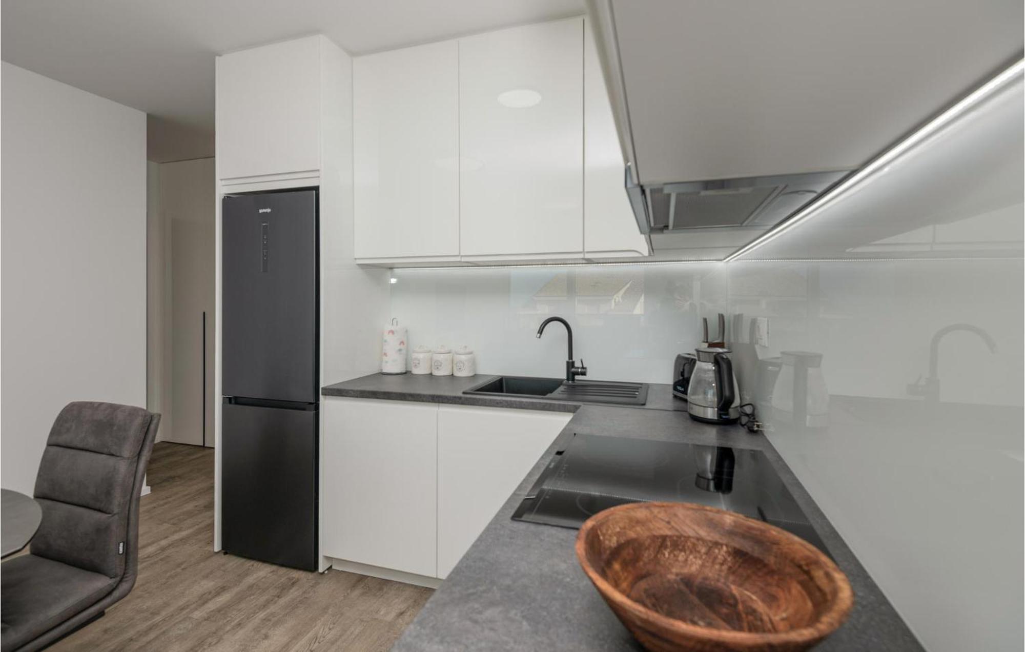 Stunning Apartment In Tucepi With Kitchen 外观 照片
